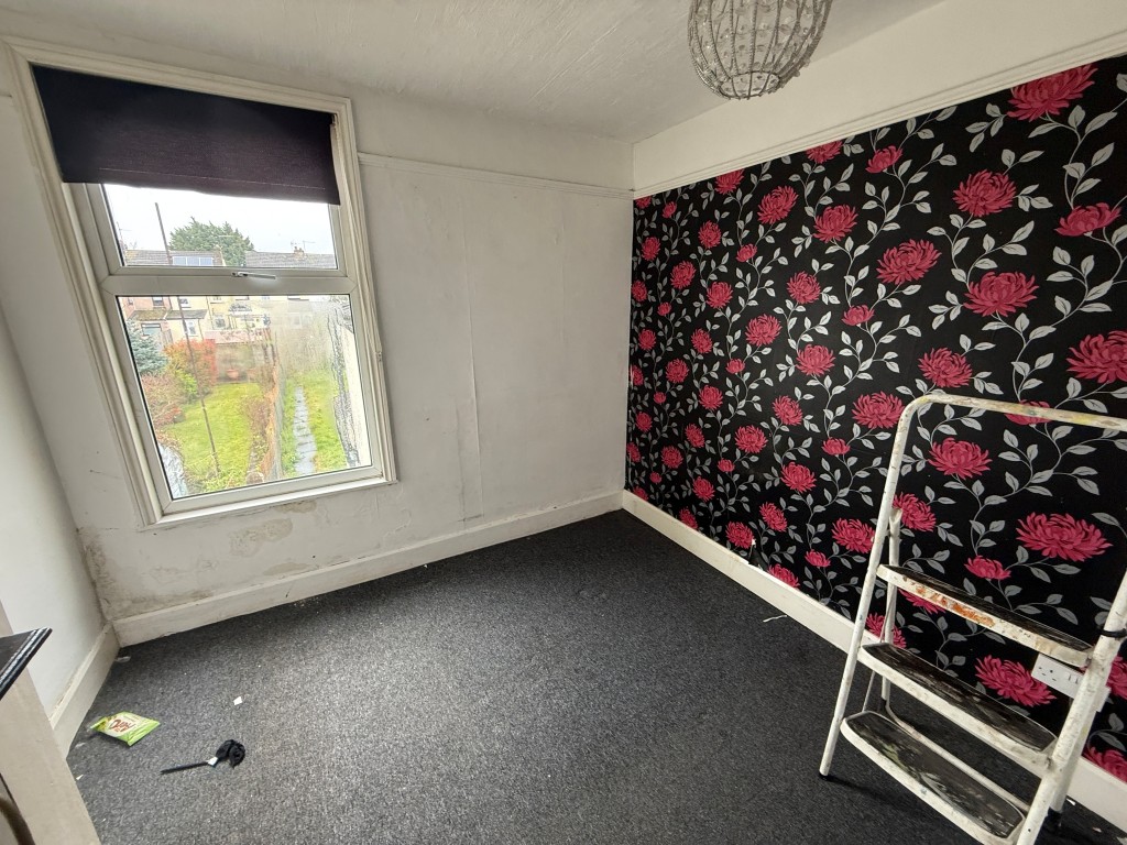 Lot: 97 - MID-TERRACE HOUSE FOR IMPROVEMENT - Bedroom 1